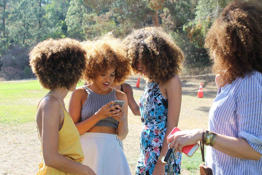 mulher, mulheres, verão, fora, telefone, telefone celular, mensagem, rir, alegria, enrolar, curlers, cabelo, marrom, reunião,