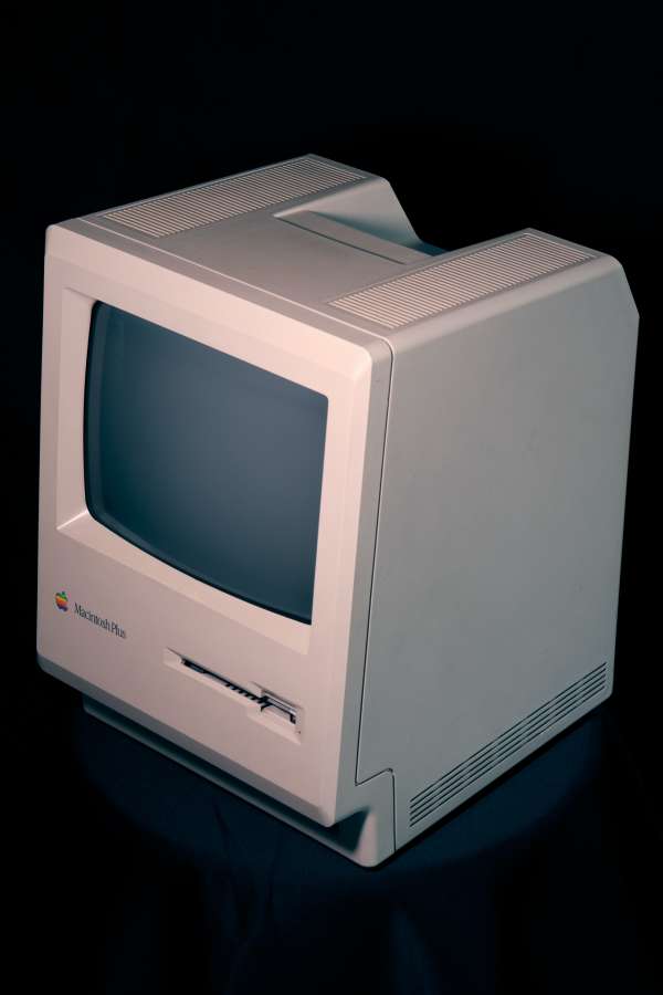 Computadora vintage, apple, computador, tecnologia, escritório, plano de fundo, área de trabalho, conceito, tela, monitor, branco, negócios, macintosh, design, mac, pro, trabalho, laptop, mesa, mesa, pc, internet, digital, criativo, espaço exibição, casa, moderno, área de trabalho, local de trabalho, antigo, comunicação, interior, teclado, maquete, retrô, café, em branco, informações, madeira, disquete, ninguém, objeto, madeira, cima, web, capa de chuva vintage