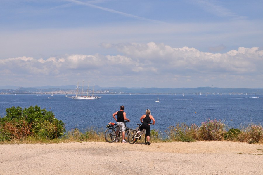 duas pessoas, adulto, adultos, par, bicicleta, ciclismo, passeio, férias, ao ar livre, atividade, esportes, costa, verão, relaxe, vida saudável,