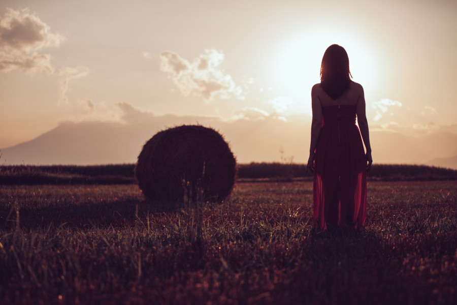 uma pessoa, pessoas, mulher, pôr do sol, pôr do sol, pôr do sol, campo, bale, de, grama, ao ar livre, exterior, conceito, liberdade, sunbeam,