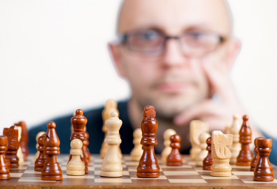 ação, peão, estratégico, tabuleiro de xadrez, psicologia, expressão, inteligência, masculino, competitiva, xeque mate, intenso, estilo de vida, xadrez, olhar, pessoa, competição, concentração, jogador, jogo, analisar, homem jogo, pensativo, analítico, jogo, movimento,