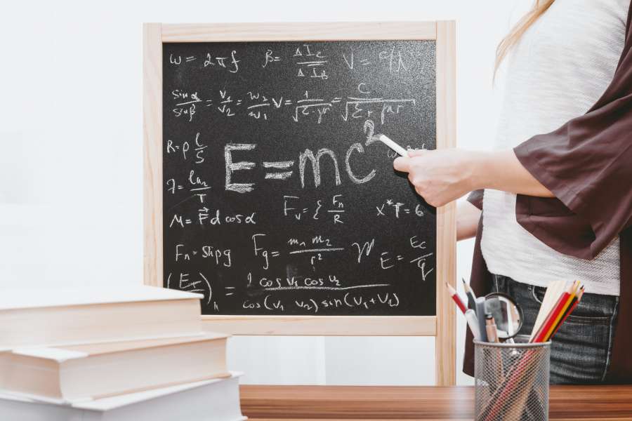 fórmula, escola, educação, ciência, quadro-negro, matemática, matemática, plano de fundo, branco, equação, sinal, física, solução, matemática, número, geometria, padrão, quadro, complexo, problema, cálculo, desenho, estudo, quadro-negro, símbolo, conhecimento, prova, caligrafia, sala de aula, preto, universidade, calcular, sem costura, teoria, trigonometria, laboratório, técnico, científico, design, lição, escrita, gráfico, função, professor, triângulo, relatividade, Albert Einstein, emc2, massa, energia ,
