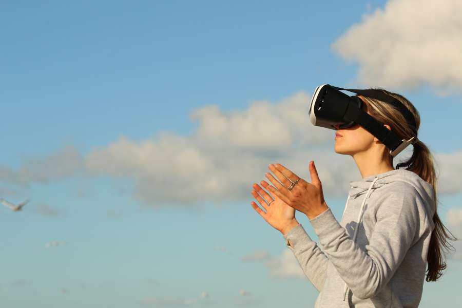 virtual, dispositivo, fone de ouvido, tecnologia, realidade, óculos, fêmea, mulher, aparência, jogo, menina, entretenimento, profissional, vídeo, equipamento, caucasiano, jogos, lazer, criativo, inovação, visão, moderno, interior, óculos, interação, bonito, digital, assistindo, dedo, tecnologia, ciberespaço, um, natureza, jovem, futuro, jogando, software, designer, reação, atividade, futurista, ótico, óculo, adulto, luz, mostrando, novo, interior, indústria, dia, console, vr, inteligente, quarto, coreano, móvel, asiático, ciência, casa, japonês, parede, científico, ásia, senhora, sem fio, tanque, chinês, vista, experiência, bonito, concentrado, expressão, biologia, montanhas, máscara, profissão, conexão, sério, trabalhando, sensor, diversão, invenção, usando, paisagem, rio, casa, exibição, ocupação, emocional, grande, emoção, simulador, jogador, atentamente, atencioso, empresa, mar, olhos, vida, frente, aquário, estilo de vida, ambiente, corporativo, peixes, videogame, armazenamento, confiabilidade, animal, subaquático, azul, vestível, i mmersão, focado, 3D, criança, gadget, moscas, sofisticado, bonito, concentrando, água, estilo, isolado, experiência, china, taiwanês, colete, concentrado, branco, óculos, sistema, imaginário, inovador, pessoas, toque, retrato, relaxar, viver, caloroso, olho, ler, usar, ouvir, mostrar, vestir, convenção, mandarim, causal, celular, eletrônico, estação, telefone, plano de fundo, negócios, legal, mão, design, computação, cabelo, pranchas, fenda, mãos, ficção, espanto, madeira, elegante, camisa, computador, gesto, quadril, apontando, escritório, loira, pessoa, sinal, madeira, verificar, moderno, aumentado, confiante, trabalho, mesa, jogo, recreativo
