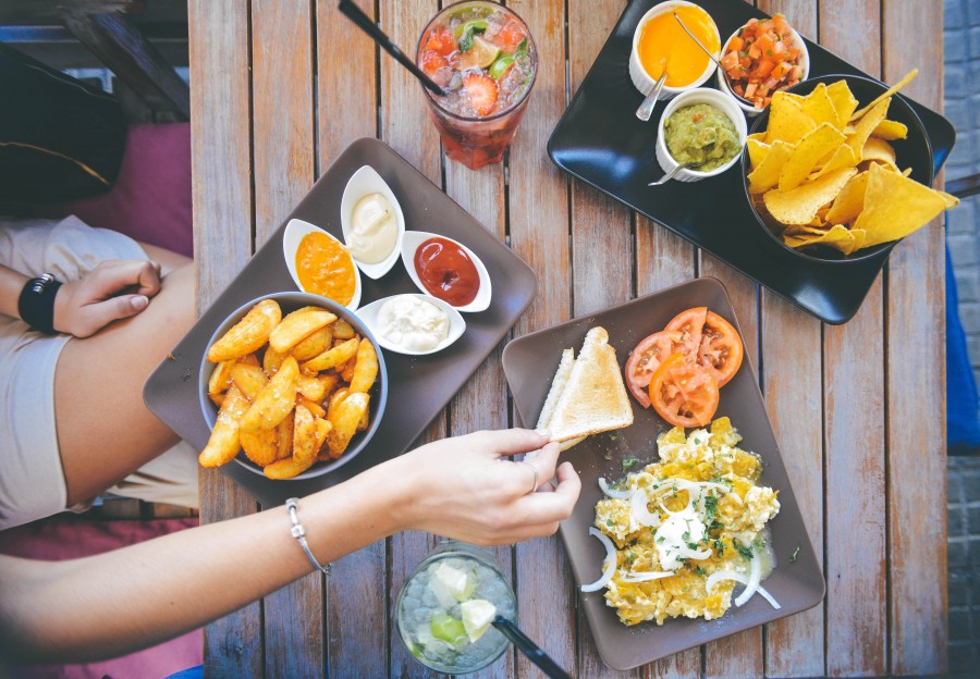 Arial, Celebração, Comida, Tabela, Mulher, Pequeno-almoço, Lanche, Café, Coquetel, Bebida, Comer, Refeições, Batatas fritas, Mãos, Menu de, Mexicano, Nachos, Do lado de fora, Restaurante, Tomate, Restaurante