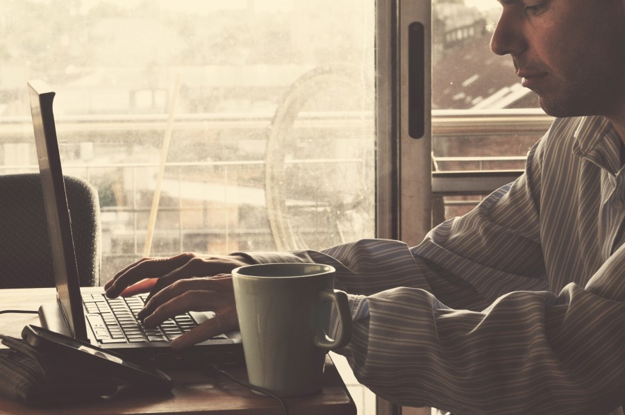 uma pessoa, homem, laptop, computador, computador, mesa, copo, café, bebida, trabalho, trabalho, trabalhando, escritório, interior, pôr do sol, tecnologia, comunicação,