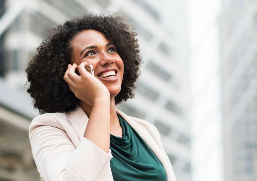 mulher, uma pessoa, adulto, sorrir, sorrindo, comunicação, smartphone, telefone, telefone celular, exterior, negócio, trabalho, cara, alegria, urbano, elegante, encrespadores,