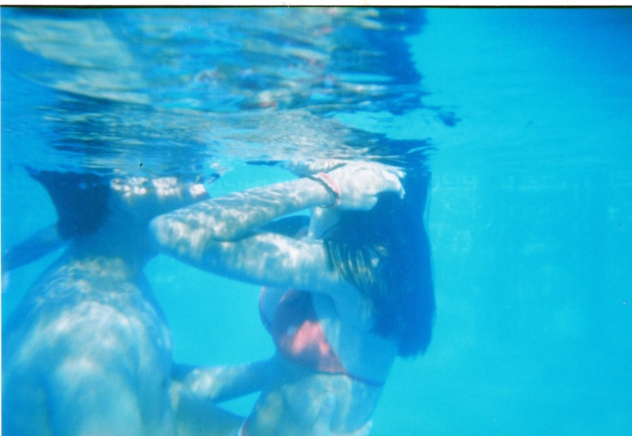casal, verão, jovem adulto, jovem, jovem, piscina subaquática, piscina, abraço, amor, paixão,