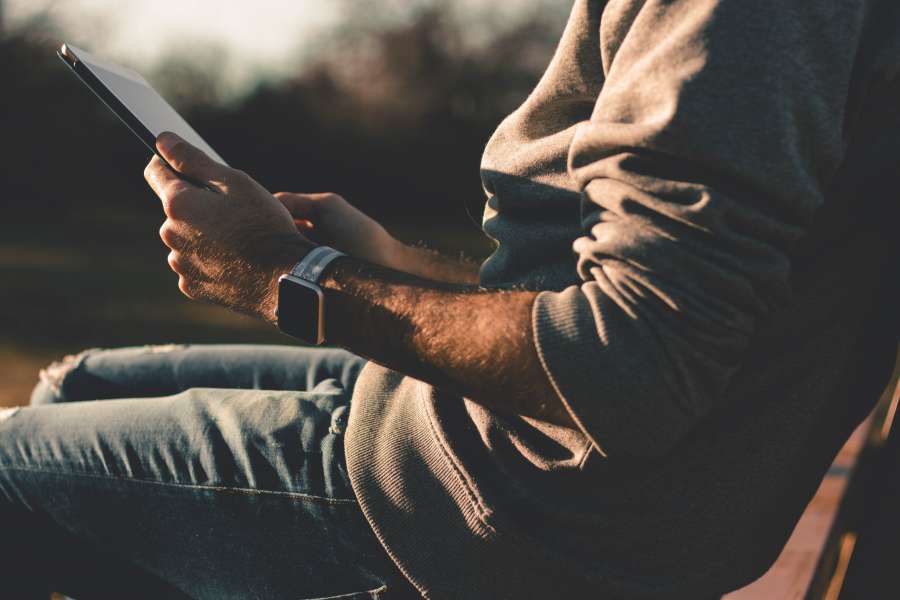 uma pessoa, homem, jovem, adulto, fora, sentado, parque, praça, tablet, tecnologia, conectividade, app, dia, dispositivo eletrônico, e-mail,