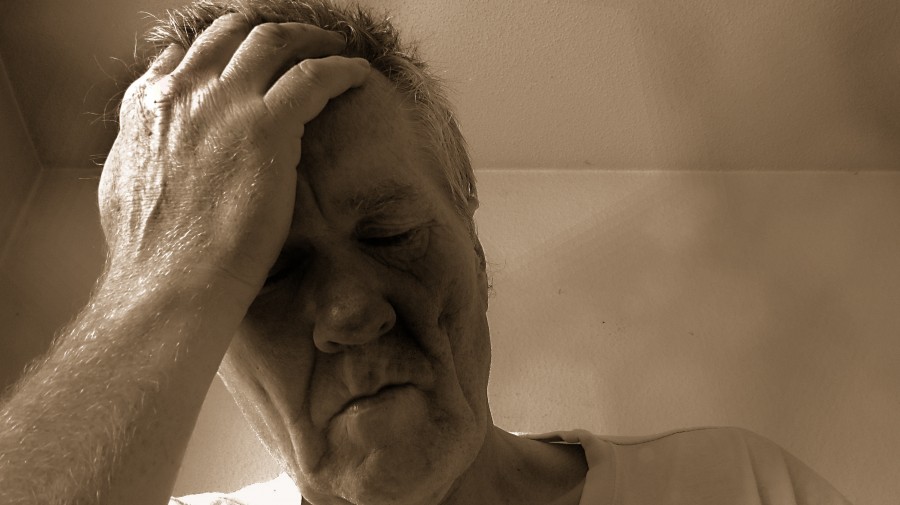homem, adulto, 50 anos, desespero, depressão, ansiedade, dor, dor de cabeça, doença, doente,