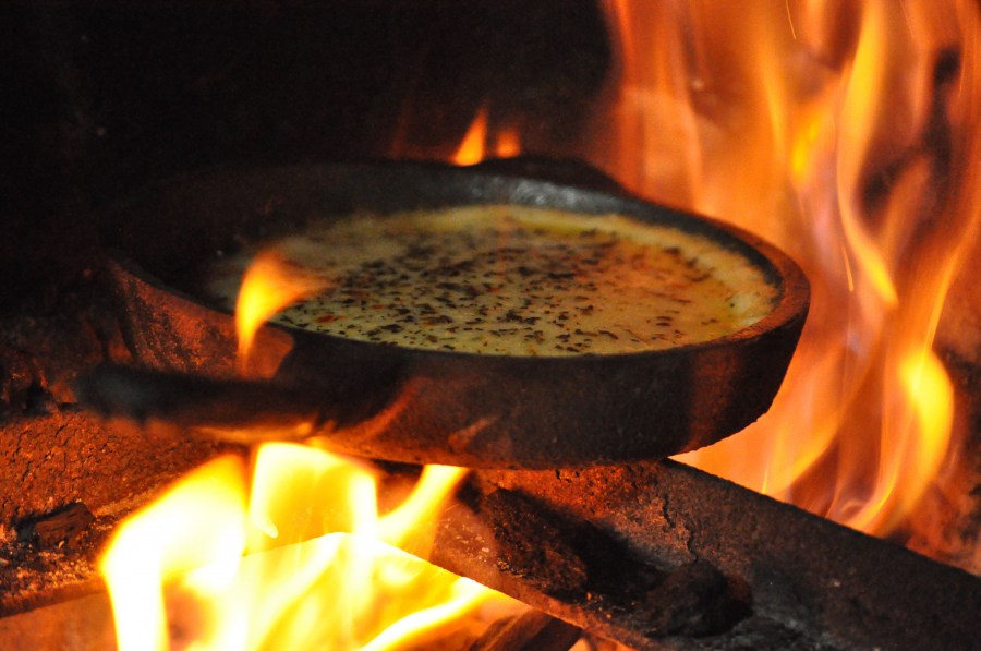 Provoleta, queijo, provolone, grelha, brasas, fogo, calor, ferro