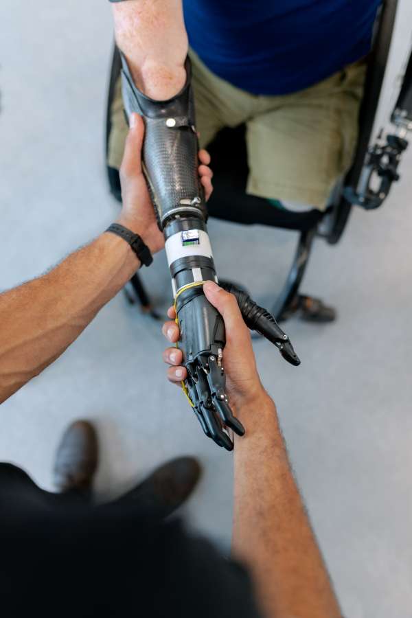 braço, mão, homem, protético, humano, artificial, ciência, aperto de mão, robô, ciborgue, tecnologia, agitar, futuro, acordo, inteligência, biônico, pessoas, futurista, comunicação, parceria, progresso, engenharia, máquina, hardware, trabalho em equipe, tecnologia, robótico, branco, aço, cibernético, conceito, pessoa, negócios, prótese, metal, inovação, virtual, membro, mecânico, saudação, desativado, negócio, dedos, mãos, computador, digital, design, amizade, bem-vindo, confiança
