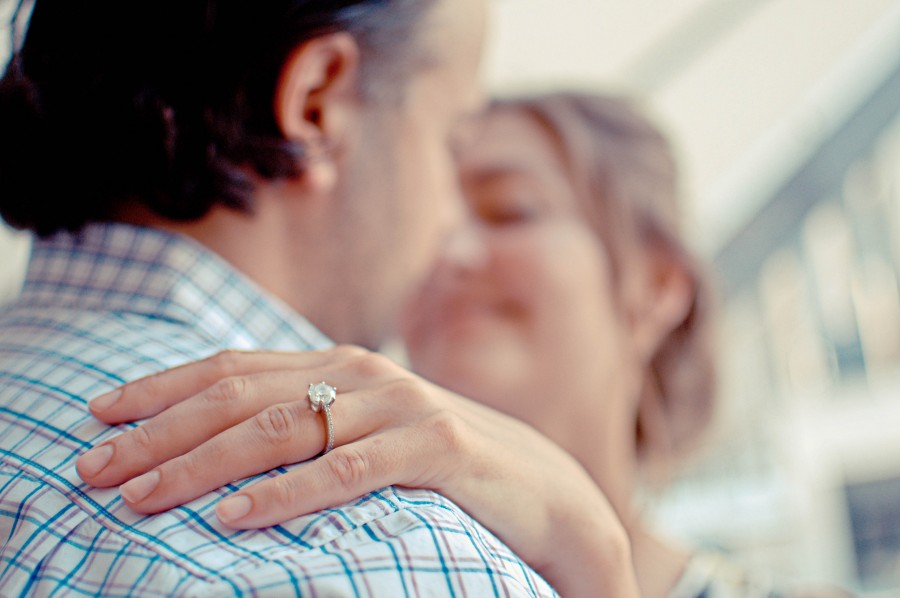 duas pessoas, pessoas, par, homem, mulher, anel, casamento, pedra, diamante, precioso, adulto, adultos, abraço, amor, beijo, beijo, borrão, conceito,