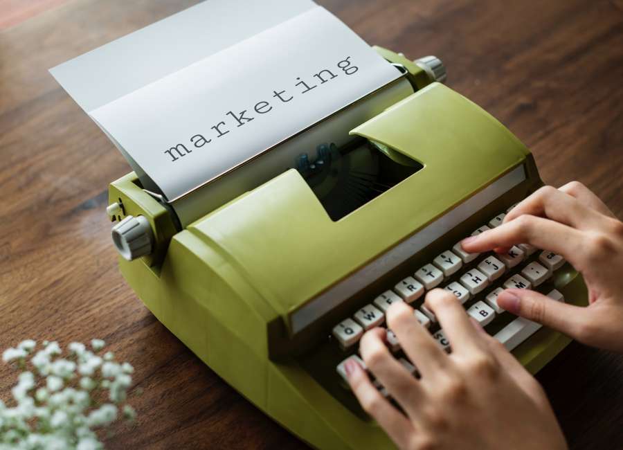 mãos, uma pessoa, mulher, escritor, bebida, secretária, inspiração, trabalho, escrever, redator, verde, interior, vintage, velho, marketing,