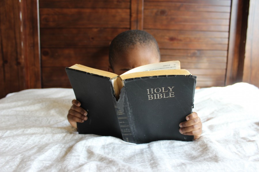 criança, leitura, bíblia, religião, cama, quarto, interior, ler, católico, cristão, estudo,