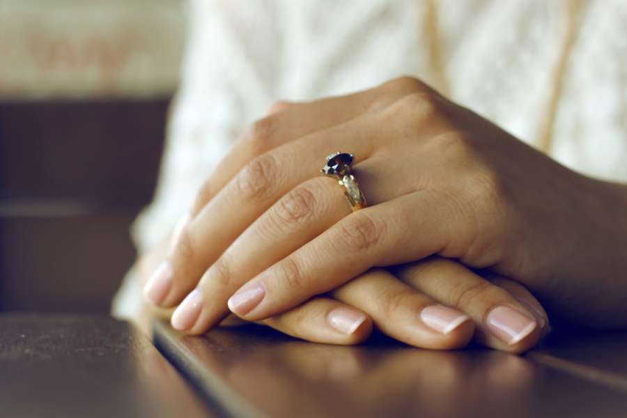 Envolvido, Promessa, Manicure, unha, Anel de noivado, Amor, Casamento, Compromisso, Mão, Anel de noivado, Dobrada, Pensamento, Unhas