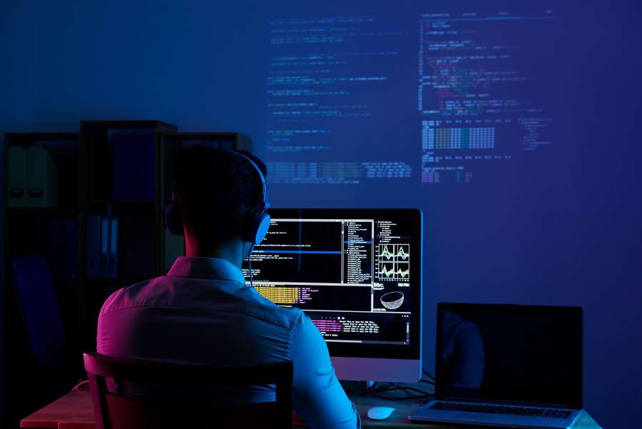 computador, programador, homem, desenvolvedor, tecnologia, programação, software, código, trabalho, escritório, codificação, negócios, internet, desenvolvimento, monitor, laptop, programa, codificador, local de trabalho, trabalho, jovem, pessoa, site, pessoas, engenheiro, tela, web, digital, conceito, moderno, linguagem, dados, profissional, rede, script, masculino, mesa, aplicativo, hacker, mesa, java, projeto, trabalho, plano de fundo, javascript, trabalhador, freelancer, design, geek, área de trabalho
