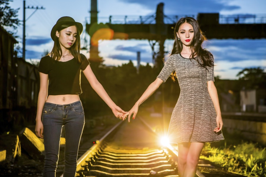 retrato, fotografia, meninas, jovens, modelos, namoradas, estrada de ferro, trem, estradas, ásia, asiático, moda, elegantemente vestida, trilhos de trem