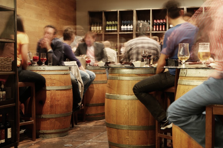 vinho, cerveja, álcool, bar, restaurante, tapas, lanches, comida, barris, pessoas, comer, beber, garrafas, telhas, prateleiras,