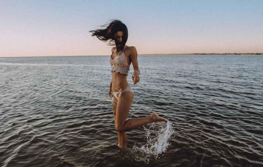 mulher, uma pessoa, pessoas, água, mar, costa, verão, jovens, beleza, 20 anos de idade, jogando,