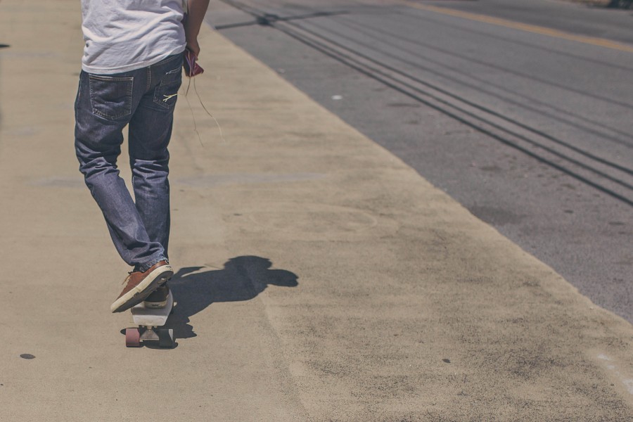uma pessoa, pessoas, jovens, homem, skate, jeans, urbano, skatista, skate, cool, rua, esportes,