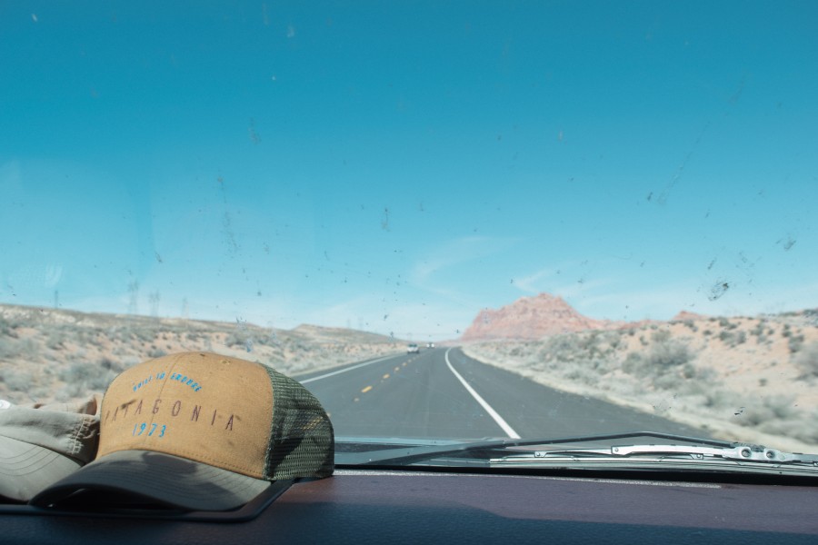 Patagônia, auto, carro, carro, rota, estrada, sujo, pára-brisa, sujeira, viagem, férias, deserto, boné, chapéu,