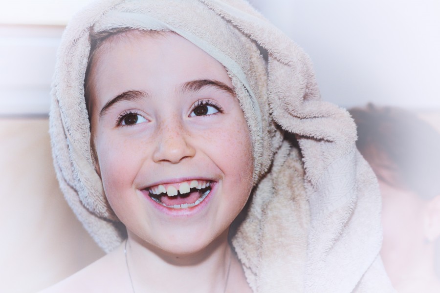 garota, banho, toalha, cara, alegre, sorriso, alegria, felicidade, 10 anos,