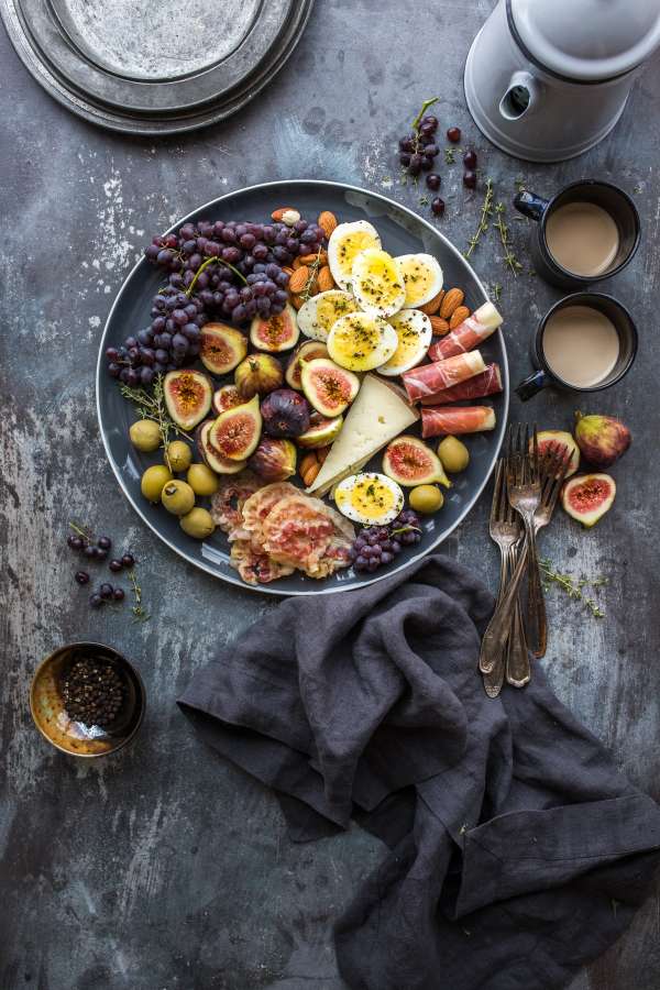 salada, placa, refeições, figo, figo, uvas, frutas, frutas, queijo, azeitonas, ovo, presunto, café da manhã, café,
