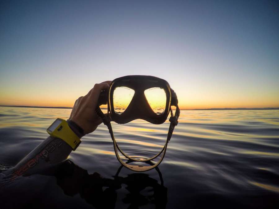 mergulho, máscara, mergulho, verão, atividade, esportes, visor, pôr do sol, mar, água, mãos, segurar, homem, mergulhador,