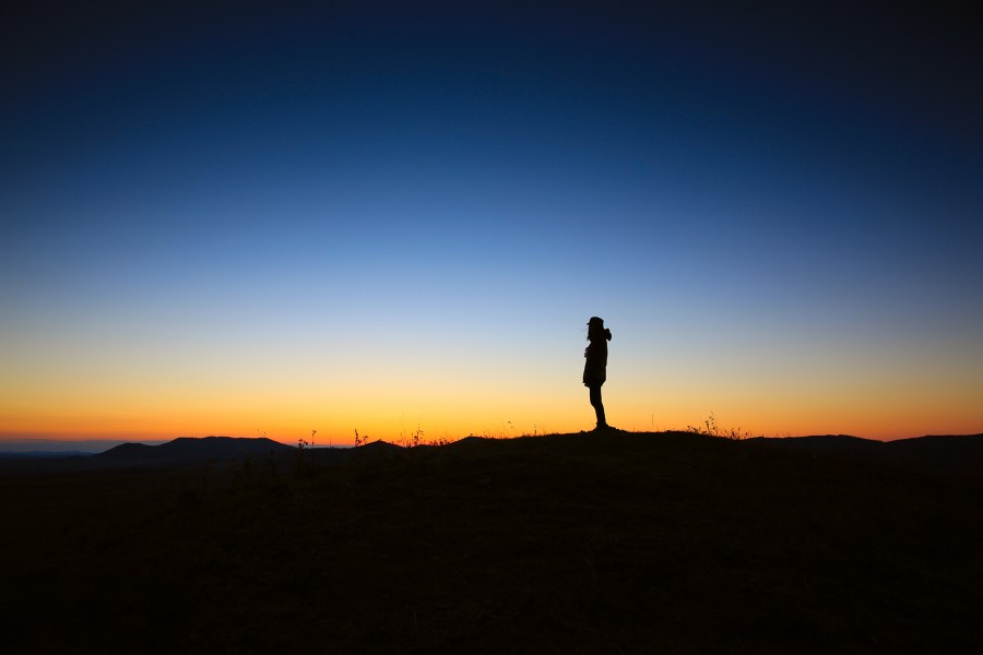uma pessoa, pessoas, homem, pôr do sol, céu, polarizado, ao ar livre, fora, natureza, horizonte, conceito, liberdade, silhueta,
