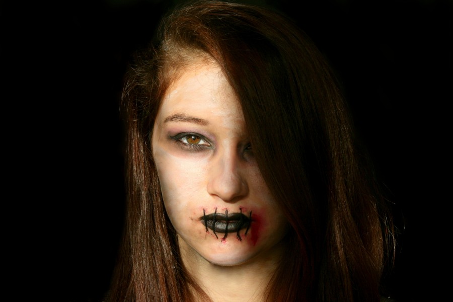 mulher, vista frontal, jovem, adolescente, escuro, zumbi, medo, olhando para a câmera, lábios, maquiagem, dia das bruxas,