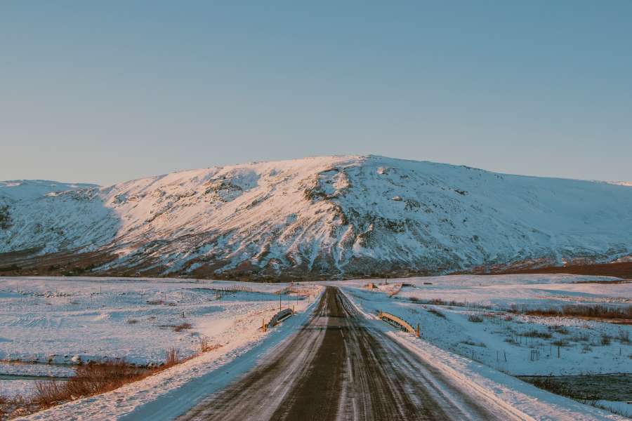 nevado, inverno, neve, estrada, estação, paisagem, frio, natureza, branco, geada, viagem, árvore, rural, ao ar livre, céu, clima, gelo, congelado, plano de fundo, azul, panorâmico, montanha, natural, bonito, país, caminho, transporte, perigoso, cena, gelo, vista, carro, queda de neve, zona rural, natal, paisagem, rodovia, congelar, árvores, bosques, ninguém, caminho, parque, vazio, rua, ao ar livre, madeira, linha, luz solar