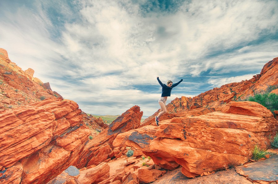 Campo, menina, Las Vegas, laranja, rochas, céu, esportes, turismo, azul, escalada, nuvens, mulher divertida, caminhada, caminhada, alegria, salto, montanhas, natureza, ao ar livre, alcance, sucesso,