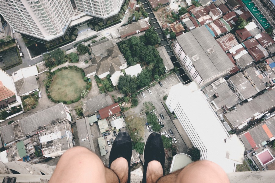 uma pessoa, pessoas, homem, sapatilha, tênis, ousada, ousada, perigo, borda, aventura, excitação, adrenalina, cidade, urbana, de cima, sentado, espadrilles, precipício, vertigem,
