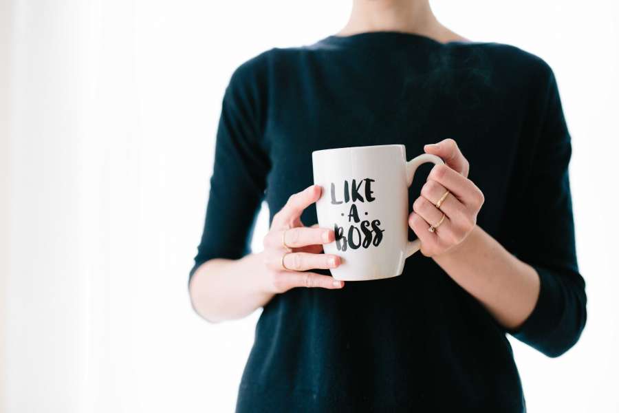 Menina poder, taça, atitude, pose, chefe, mulher, fêmea, café, conceito, chumbo, líder, liderança, condução, negócios,