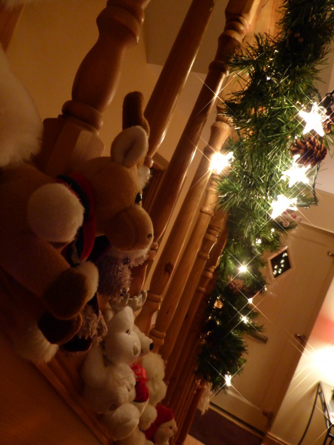 cena, natal, natal, escada, interior, luz, luzes, presente, presentes, bicho de pelúcia, urso, fofinho, luz, iluminação,