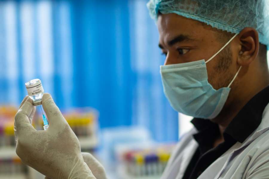 coronavírus, médico, médico, vacina, covid-19, paciente, prevenção, doença, gripe, medicamento, enfermeira, proteção, imunização, injeção, vacinação, doença, hospital, gripe, braço, clínica, pandemia, mulher, adulto, campanha, gesso, velado, vírus, vacinado, bandagem adesiva, saúde, saúde, jovem, receber, corona, senhora, fêmea, máscara facial, conceito, estúdio, plano de fundo, azul, intimidado 19, epidemia, grávida, tiro, gravidez, ombro, mão , injetando, diverso