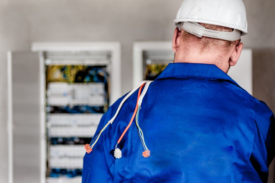 eletricista, trabalho, circuito, fiação, cabos, conexão, instalação, elétrica, eletrônica, placa, caixa, térmica, homem, uma pessoa, adulto, óculos, óculos,