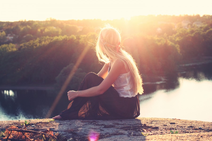 uma pessoa, pessoas, mulher, loira, loira, pôr do sol, jovem, adolescente, paisagem, pôr do sol, pôr do sol, dourado, beleza, natureza, relaxamento, serenidade, cabelo, tranquilidade, viajar, viajar, férias, campo, lago