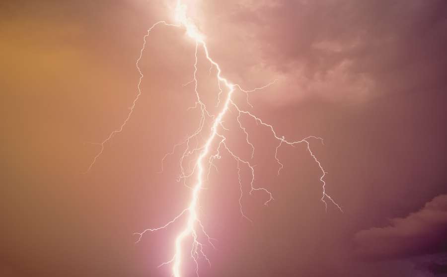 relâmpago, tempestade, natureza, luz, céu, plano de fundo, clima, tempestade, trovão, poder, energia, chuva, eletricidade, noite, paisagem, nuvem, escuro, perigo, azul, greve, elétrico, água, viagem, nuvens, dramático, parafuso, flash, ilustração, ao ar livre, oceano, raio, tempestuoso, carga, onda, mar, resumo, rodovia, barco, clima, brilhante, elétrico, vetor, viagem, asfalto, ninguém, rural, linha, vento, horizonte, navio