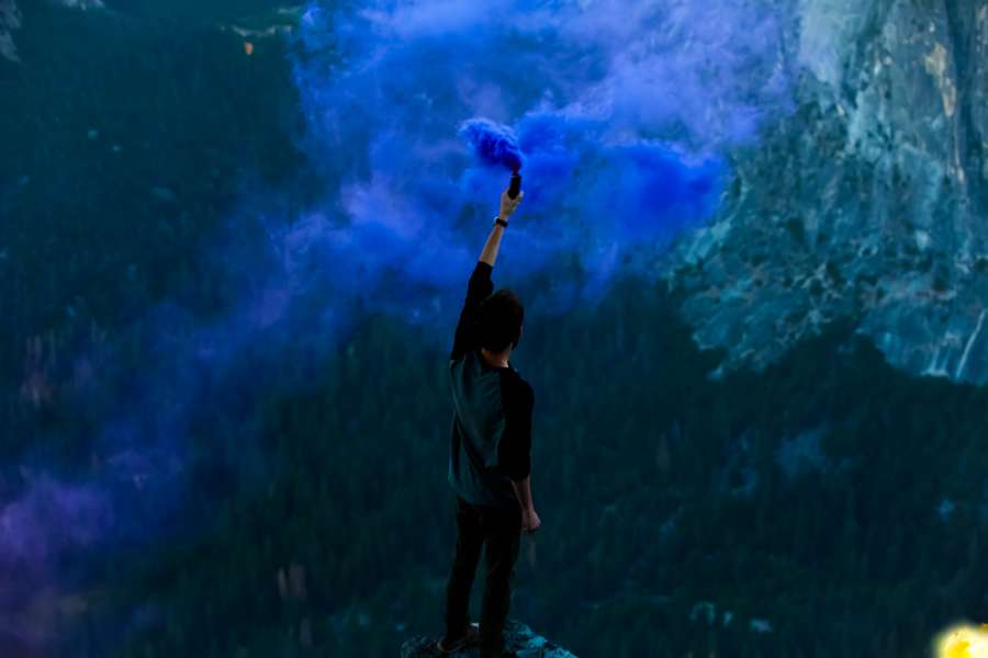 Pessoa, Fumaça, Árvore, Sinal, Tocha, Cor, Azul, Bomba de fumaça, Glacier Point, Índigo, Resgate