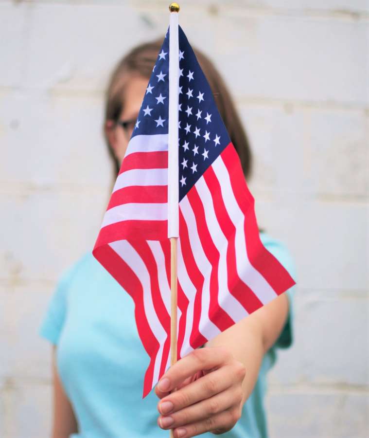 americana, independência, eua, dia, américa, feriado, julho, celebração, feliz, nacional, bandeira, unido, liberdade, azul, plano de fundo, vermelho, patriótico, quarto, 4, patriotismo, saudação, design, 4 de julho, evento, branco, estados, estados unidos, dia da independência, país, comemorar, história, nação, 4, quarto de julho, liberdade, 4 de julho, 4 de julho, 4 de julho plano de fundo, bandeira dos EUA, bandeira dos estados unidos, mulher, segurando,