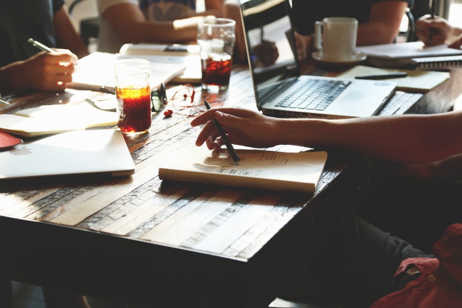 equipe, reunião, negócio, escritório, notepad, escrita, bebidas, pessoas, laptop, computador, notas, startup, operação,