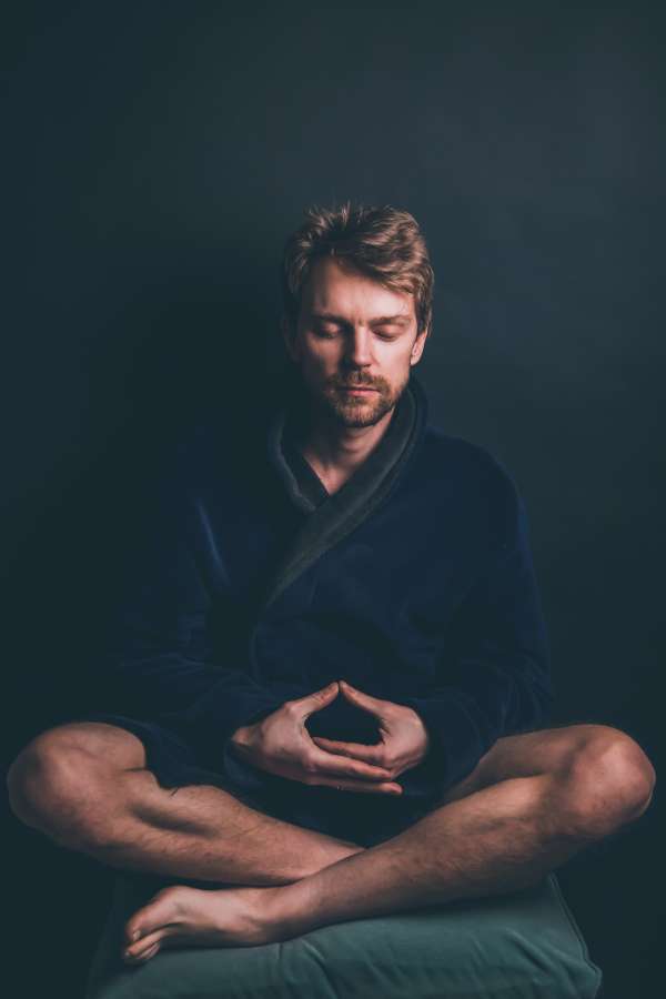 jovem, homem, meditação, ioga, cara, relaxar, saúde, homem, saudável, natureza, adulto, plano de fundo, pessoa, zen, corpo, pessoas, estilo de vida, meditando, aptidão, atraente, relaxamento, liberdade, verão, ao ar livre, feliz, calma, espiritual, posição, homens, pose, pacífico, lótus, paz, conceito, bonito, rosto, manhã, equilíbrio, interior, meditar, preto, exterior, exercício, retrato, branco, atleta, tranquilidade, montanha, rocha, esporte