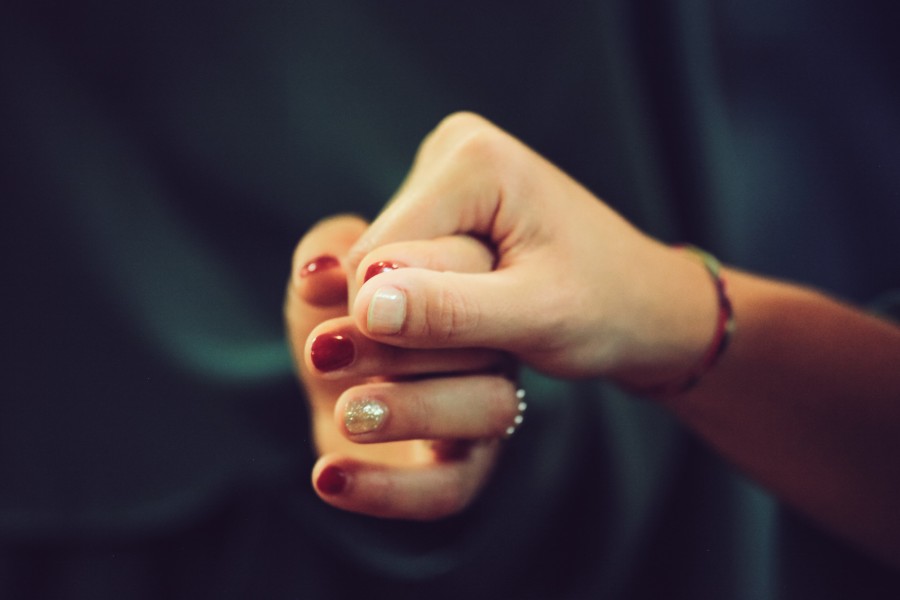 mãos, mãos, duas pessoas, pessoas, mulher, mulheres, ua, pintado, unhas pintadas, carinho, cario, sentimento, apoio, fundo preto,