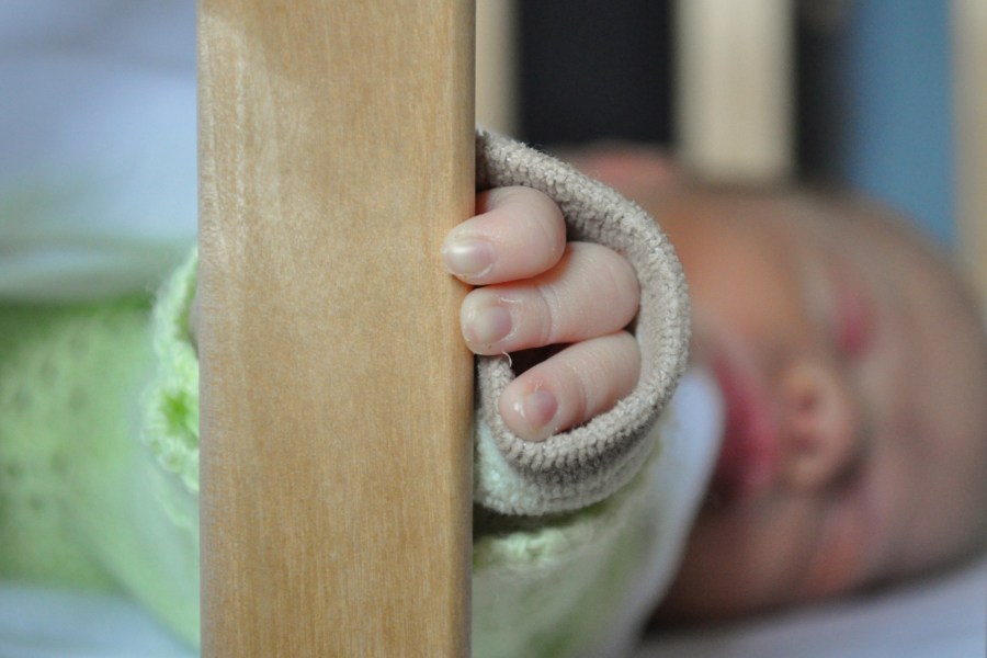 uma pessoa, pessoas, bebê, criança, sono, dormir, descanso, descanso, close-up, fora de foco, berço, soneca, noite, sono, concurso, 2 meses,