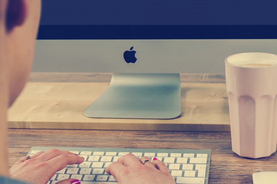 um, pessoa, pessoas, mulher, mac, computador, tecnologia, trabalho, trabalhando, escrivaninha, escritório, modernos, conceito, anel, café,