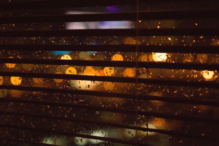 janela, chuva, noite, ninguém, cidade, luzes, cortina, sala, quarto,