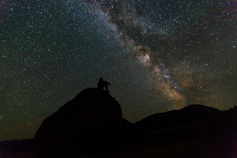 uma pessoa, pessoas, homem, olhando, olhando, contemplando, contemplando, observando, noite, excursão, natureza, via láctea, sombra, conceito, liberdade, estrelas, paisagem,