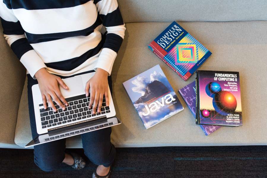 mulher, pessoa, poltrona, trabalho, escritório, mulher, sentado, tecnologia, codificação, programador, jovem, programação, empresária, computador, internet, código, menina, profissional, conceito, trabalho, personagem, negócios, software, pessoas, desenvolvedor, apartamento, casa, laptop, rede, estilo, trabalhador, tela, estilo de vida, web, formal, quarto, cadeira, trabalho, programa, monitor, freelancer, local de trabalho, digital, linguagem, criatividade
