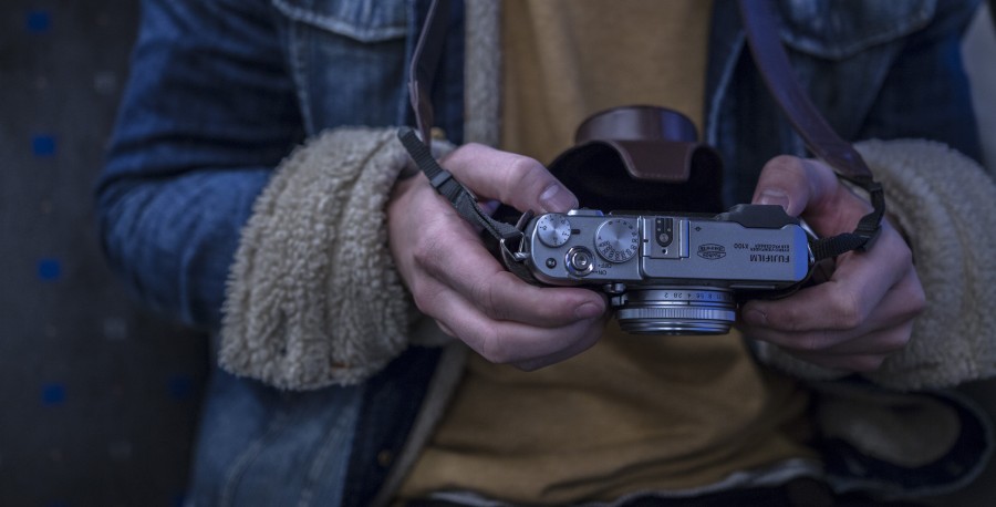 uma pessoa, pessoas, homem, câmera, fotografia, fotógrafo, close-up, camisola, marrom, yashica, lente,